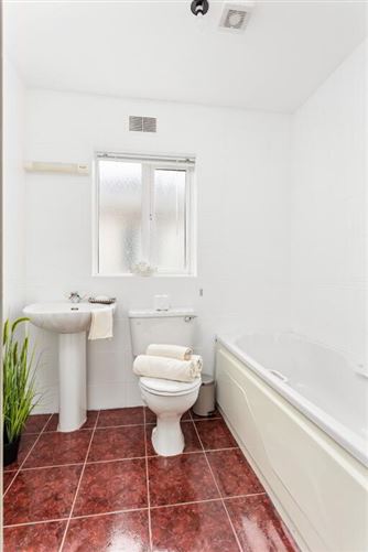 32 The Drive, Earl's Court, Kill, Kildare