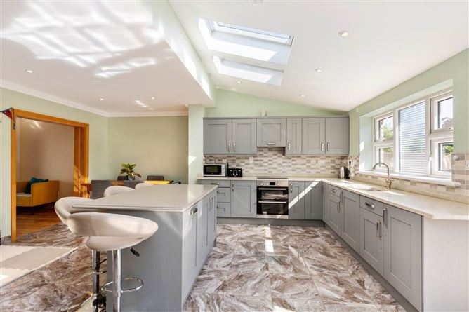 https://photos-a.propertyimages.ie/media/8/2/8/4925828/580ba632-1da5-41c2-a4a4-bfd8a35ff982_l.jpg
