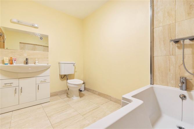 https://photos-a.propertyimages.ie/media/8/2/8/4925828/580ba632-1da5-41c2-a4a4-bfd8a35ff982_l.jpg