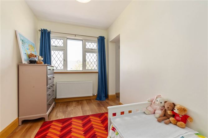 https://photos-a.propertyimages.ie/media/8/2/8/4925828/580ba632-1da5-41c2-a4a4-bfd8a35ff982_l.jpg