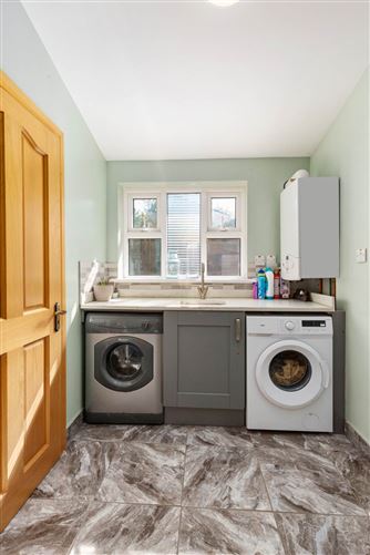 https://photos-a.propertyimages.ie/media/8/2/8/4925828/580ba632-1da5-41c2-a4a4-bfd8a35ff982_l.jpg