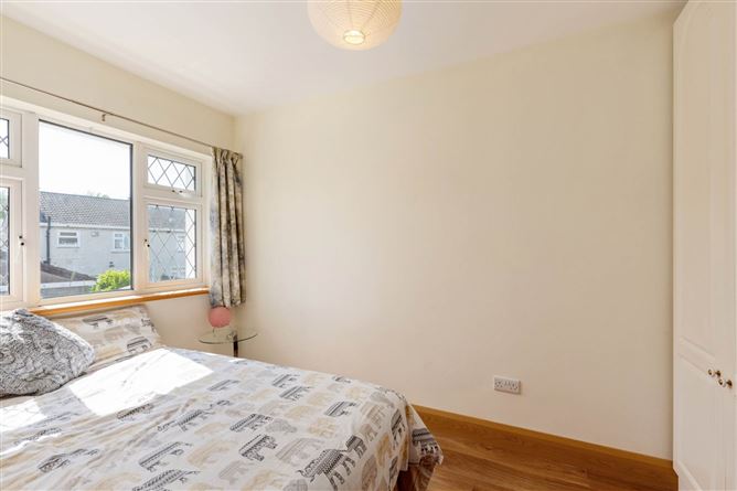 https://photos-a.propertyimages.ie/media/8/2/8/4925828/580ba632-1da5-41c2-a4a4-bfd8a35ff982_l.jpg