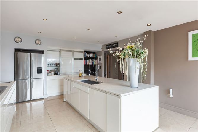 https://photos-a.propertyimages.ie/media/8/3/4/4999438/057791df-4a4a-476b-a094-4a5015253b40_l.jpg