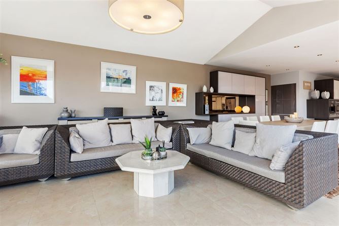 https://photos-a.propertyimages.ie/media/8/3/4/4999438/057791df-4a4a-476b-a094-4a5015253b40_l.jpg