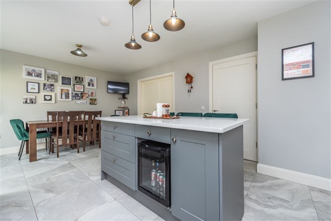 https://photos-a.propertyimages.ie/media/8/3/6/4963638/1c1decd5-dd78-4ad3-b005-3e65f4341f18_l.jpg
