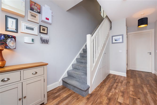 https://photos-a.propertyimages.ie/media/8/3/6/4963638/1c1decd5-dd78-4ad3-b005-3e65f4341f18_l.jpg