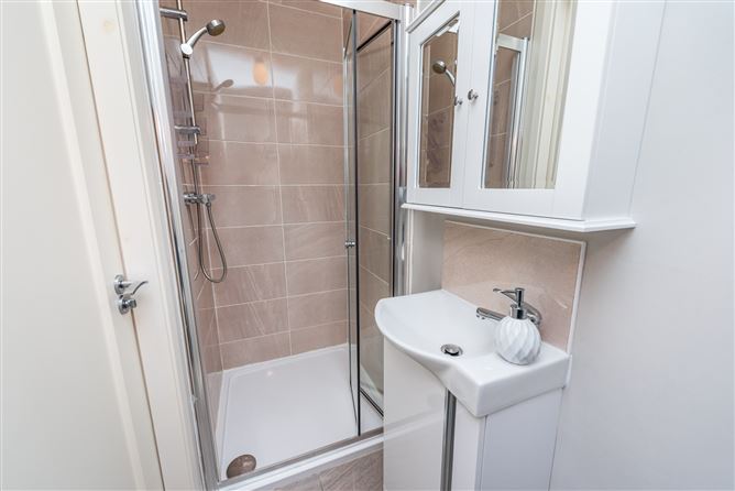 https://photos-a.propertyimages.ie/media/8/3/6/4963638/1c1decd5-dd78-4ad3-b005-3e65f4341f18_l.jpg