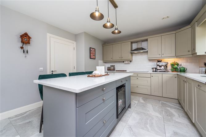 https://photos-a.propertyimages.ie/media/8/3/6/4963638/1c1decd5-dd78-4ad3-b005-3e65f4341f18_l.jpg