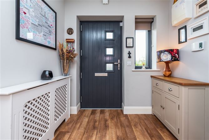 https://photos-a.propertyimages.ie/media/8/3/6/4963638/1c1decd5-dd78-4ad3-b005-3e65f4341f18_l.jpg