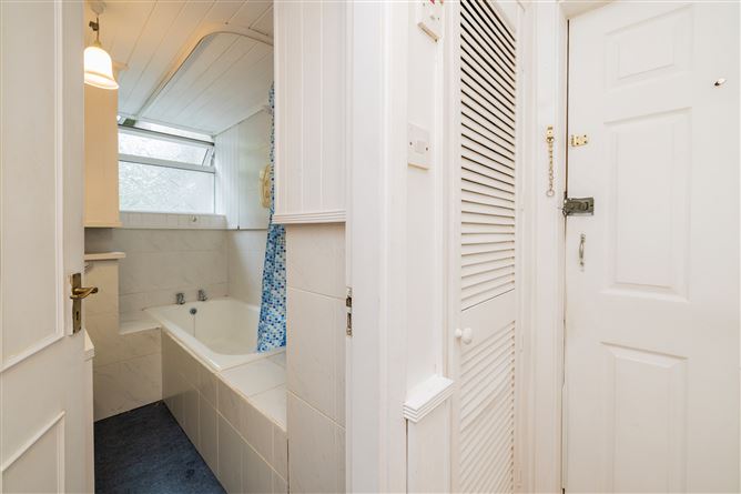 https://photos-a.propertyimages.ie/media/8/3/8/4825838/d015e877-00fe-49e3-9c47-20b174d2a49f_l.jpg