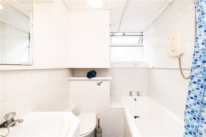 https://photos-a.propertyimages.ie/media/8/3/8/4825838/d015e877-00fe-49e3-9c47-20b174d2a49f_l.jpg