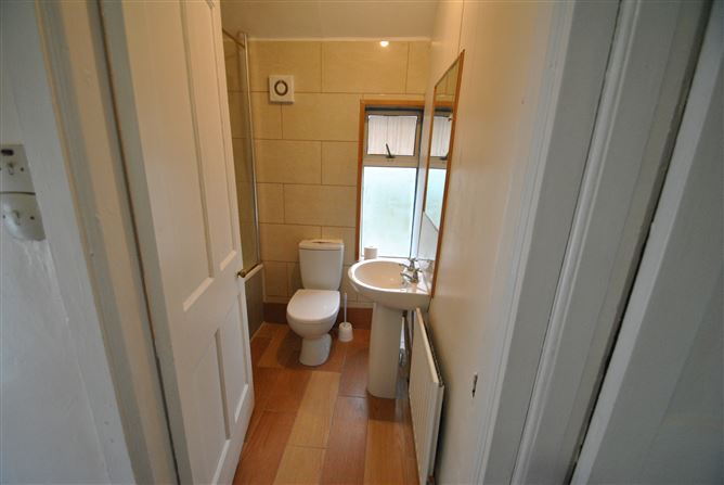 6 The Crescent, Roscrea, Co. Tipperary