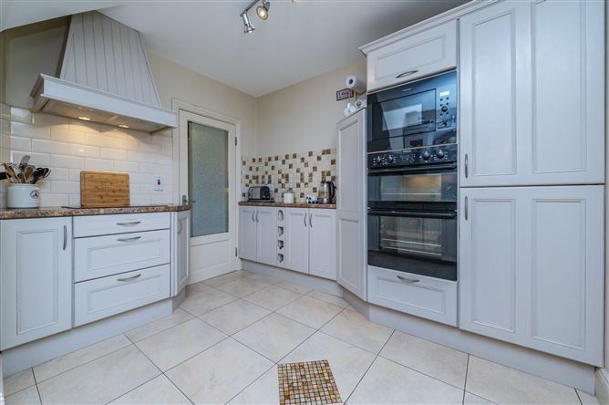 https://photos-a.propertyimages.ie/media/8/4/7/5018748/aca28cbd-ffc2-47b7-a3e2-8531d97ae570_l.jpg
