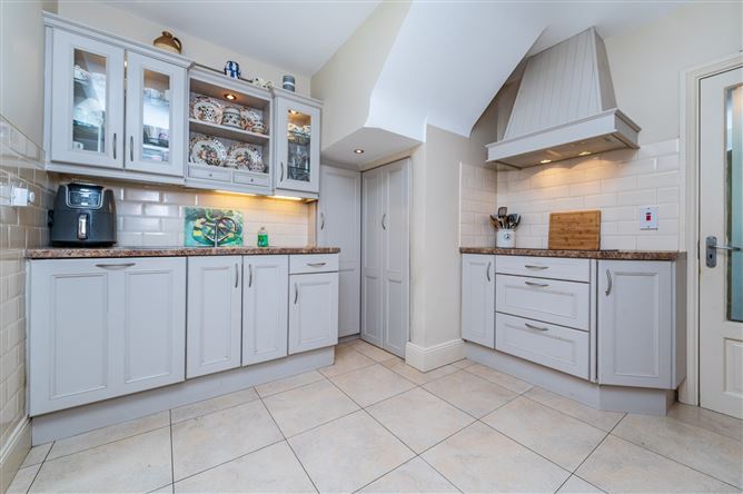 https://photos-a.propertyimages.ie/media/8/4/7/5018748/aca28cbd-ffc2-47b7-a3e2-8531d97ae570_l.jpg