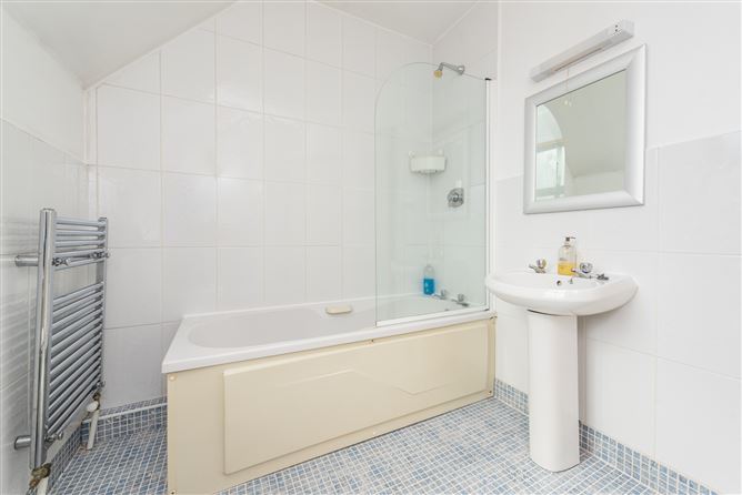 https://photos-a.propertyimages.ie/media/8/4/8/4923848/e06c8bbb-03cf-40f3-a3ae-fa28bb2f3b50_l.jpg