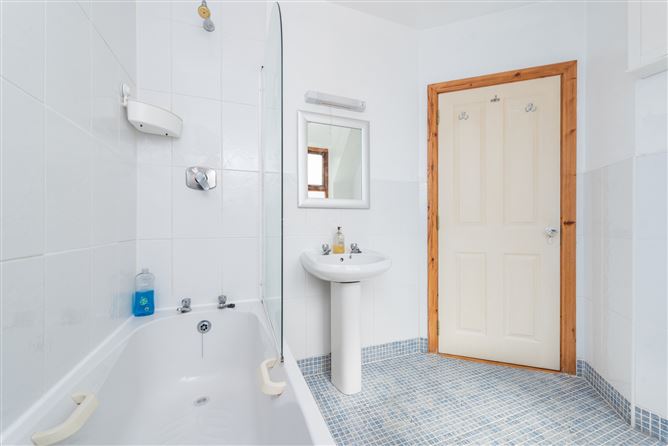 https://photos-a.propertyimages.ie/media/8/4/8/4923848/e06c8bbb-03cf-40f3-a3ae-fa28bb2f3b50_l.jpg