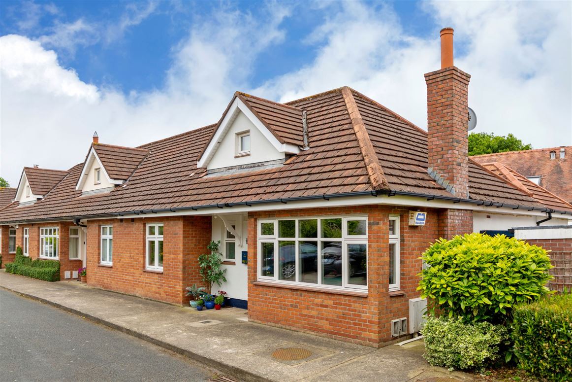 25 Hampton Crescent, St Helen's Wood, Booterstown, Co. Dublin