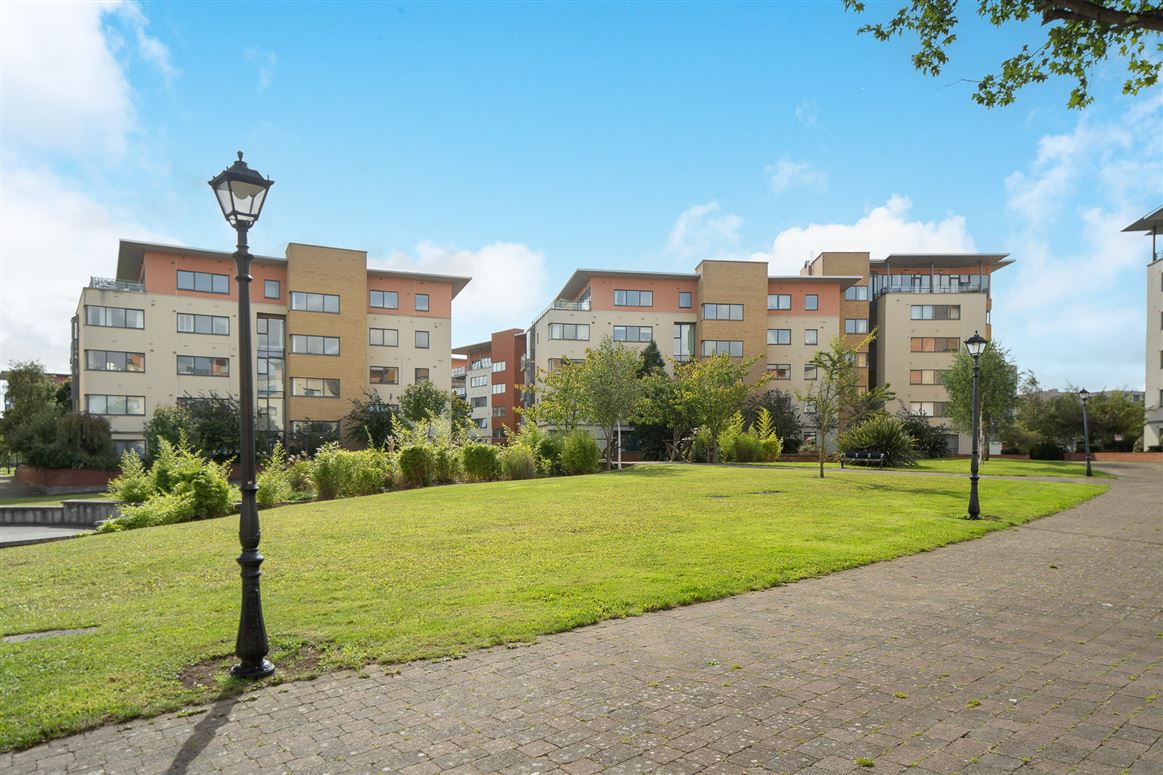8 The Oval, Tullyvale, Cabinteely, Dublin 18
