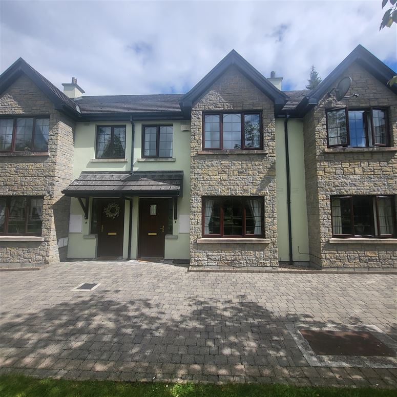 8 Mac Raghnaill Court, Lough Rynn, Mohill, Leitrim