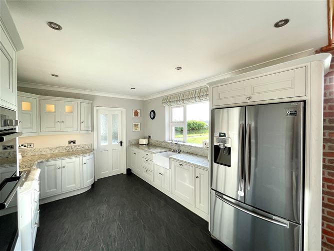 https://photos-a.propertyimages.ie/media/8/6/4/4941468/e56d706d-cd20-4f8a-ab92-759c9dd2eec5_l.jpg