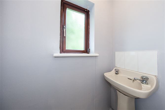 https://photos-a.propertyimages.ie/media/8/6/4/5004468/6cc2ec7a-ac79-428a-841a-b97957f02f73_l.jpg