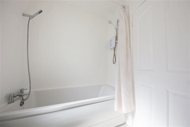 https://photos-a.propertyimages.ie/media/8/6/4/5004468/6cc2ec7a-ac79-428a-841a-b97957f02f73_l.jpg