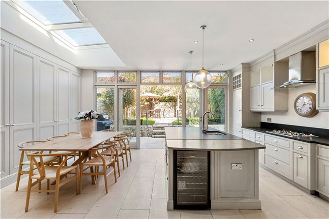 https://photos-a.propertyimages.ie/media/8/6/5/4996568/746b1785-ac34-44b3-ad28-1cf377cb8669_l.jpg