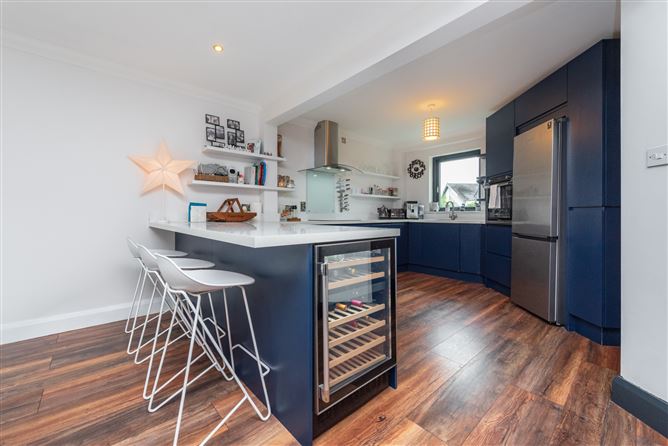 https://photos-a.propertyimages.ie/media/8/7/0/4935078/f991ac83-a260-44ce-95e4-37bb53247c4e_l.jpg