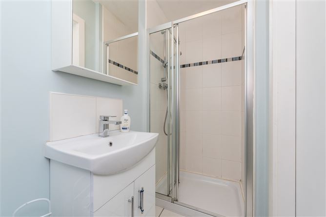 https://photos-a.propertyimages.ie/media/8/7/0/4935078/f991ac83-a260-44ce-95e4-37bb53247c4e_l.jpg