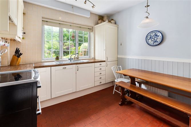 https://photos-a.propertyimages.ie/media/8/7/2/5001278/fb2c6b5b-1cf4-4169-b042-6a6fd927a2ba_l.jpg