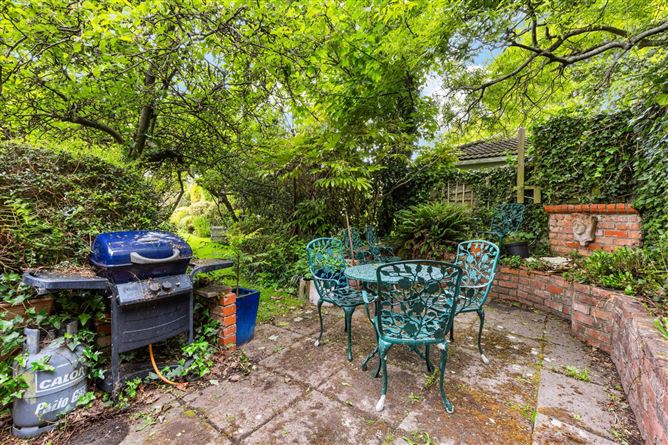 https://photos-a.propertyimages.ie/media/8/7/2/5001278/fb2c6b5b-1cf4-4169-b042-6a6fd927a2ba_l.jpg