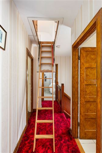 https://photos-a.propertyimages.ie/media/8/7/2/5001278/fb2c6b5b-1cf4-4169-b042-6a6fd927a2ba_l.jpg