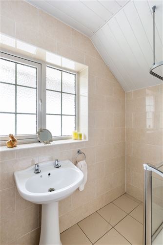 https://photos-a.propertyimages.ie/media/8/7/2/5001278/fb2c6b5b-1cf4-4169-b042-6a6fd927a2ba_l.jpg