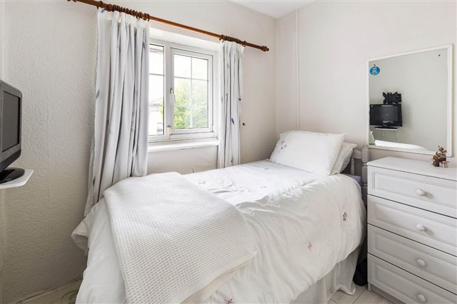 https://photos-a.propertyimages.ie/media/8/7/2/5001278/fb2c6b5b-1cf4-4169-b042-6a6fd927a2ba_l.jpg