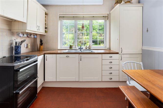 https://photos-a.propertyimages.ie/media/8/7/2/5001278/fb2c6b5b-1cf4-4169-b042-6a6fd927a2ba_l.jpg