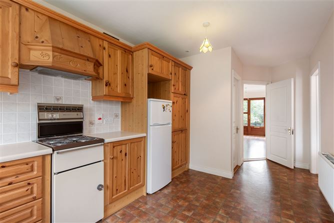 https://photos-a.propertyimages.ie/media/8/7/7/4959778/2209d457-da65-4bc9-a697-bd179a8f1a74_l.jpg