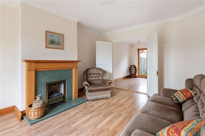 https://photos-a.propertyimages.ie/media/8/7/7/4959778/2209d457-da65-4bc9-a697-bd179a8f1a74_l.jpg