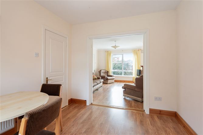 https://photos-a.propertyimages.ie/media/8/7/7/4959778/2209d457-da65-4bc9-a697-bd179a8f1a74_l.jpg