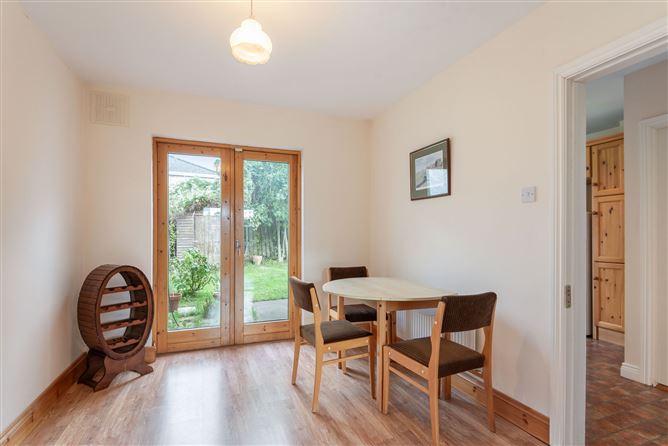 https://photos-a.propertyimages.ie/media/8/7/7/4959778/2209d457-da65-4bc9-a697-bd179a8f1a74_l.jpg