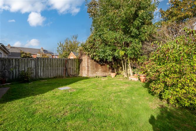 https://photos-a.propertyimages.ie/media/8/7/7/4959778/2209d457-da65-4bc9-a697-bd179a8f1a74_l.jpg