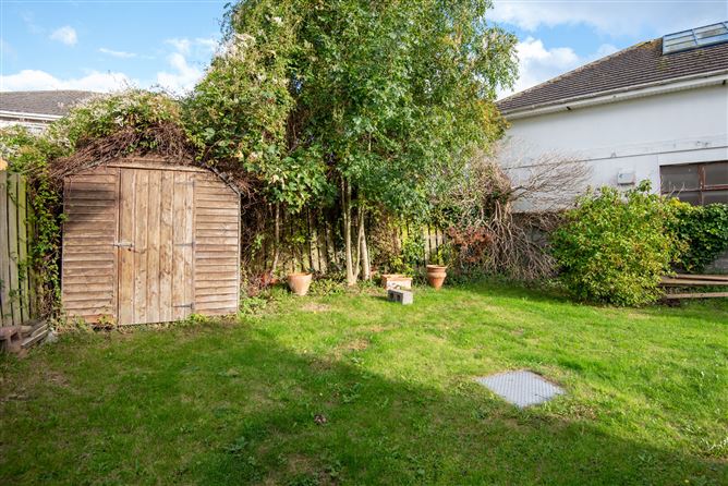 https://photos-a.propertyimages.ie/media/8/7/7/4959778/2209d457-da65-4bc9-a697-bd179a8f1a74_l.jpg