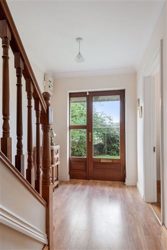 https://photos-a.propertyimages.ie/media/8/7/7/4959778/2209d457-da65-4bc9-a697-bd179a8f1a74_l.jpg