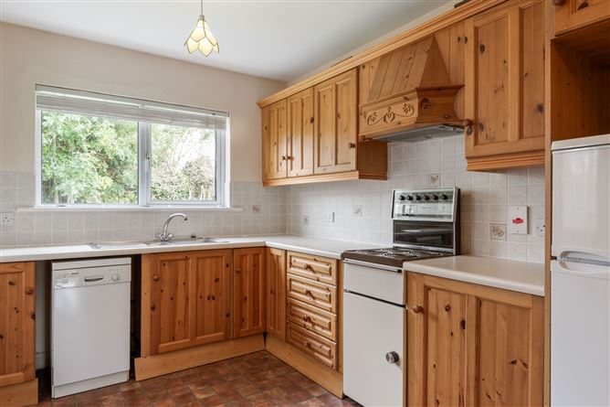 https://photos-a.propertyimages.ie/media/8/7/7/4959778/2209d457-da65-4bc9-a697-bd179a8f1a74_l.jpg