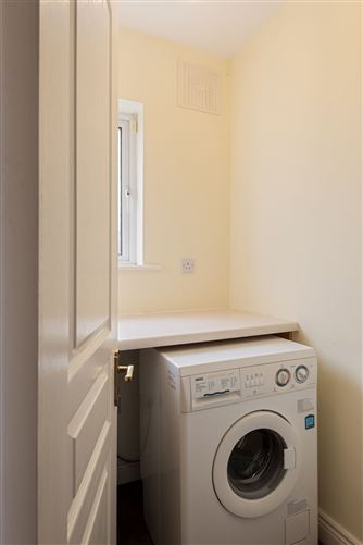 https://photos-a.propertyimages.ie/media/8/7/7/4959778/2209d457-da65-4bc9-a697-bd179a8f1a74_l.jpg