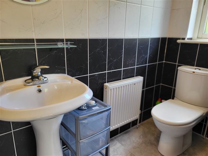 17 Lord Leitrim Court, Lough Rinn, Mohill, Leitrim