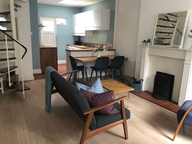 https://photos-a.propertyimages.ie/media/8/7/9/5002978/d64b0341-2a8c-4aec-9685-eebea2e3b645_l.jpeg