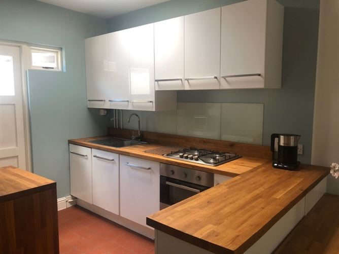https://photos-a.propertyimages.ie/media/8/7/9/5002978/d64b0341-2a8c-4aec-9685-eebea2e3b645_l.jpeg