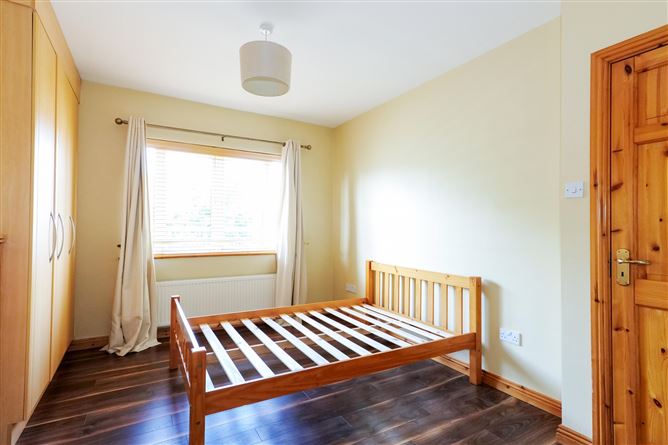 52 Ros Caoin, Roscam, Galway