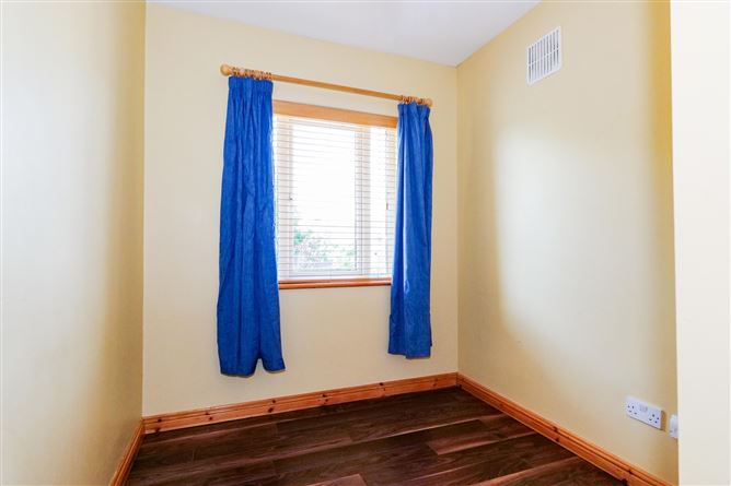 52 Ros Caoin, Roscam, Galway