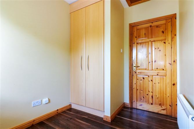 52 Ros Caoin, Roscam, Galway